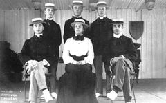 Wallis-Arthur-concert-party-on-the-pier-1920.